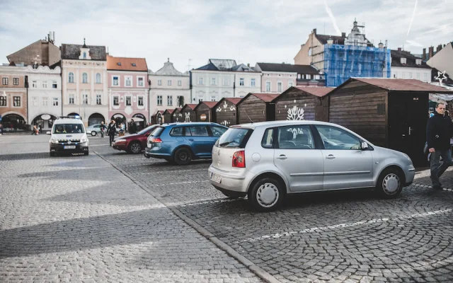 Neděli bez aut na budějckém náměstí někteří řidiči nerespektují, odtahová služba už odtáhla přes dvacet aut