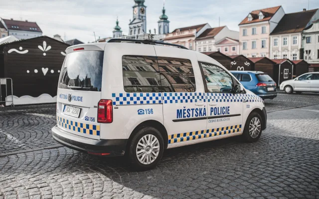 Neděli bez aut na budějckém náměstí někteří řidiči nerespektují, odtahová služba už odtáhla přes dvacet aut