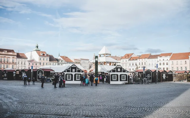 Neděli bez aut na budějckém náměstí někteří řidiči nerespektují, odtahová služba už odtáhla přes dvacet aut