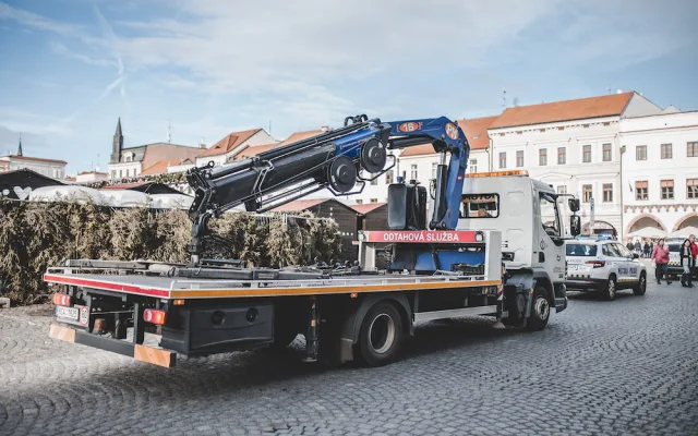 Neděli bez aut na budějckém náměstí někteří řidiči nerespektují, odtahová služba už odtáhla přes dvacet aut