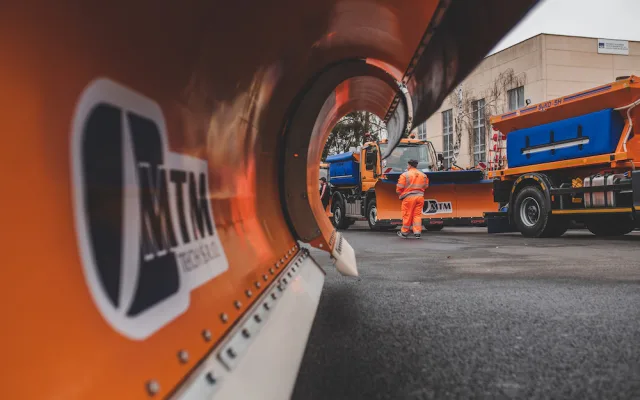 Silničáři převzali novou techniku, na zimu mají připraveno přes 90 tisíc tun posypového materiálu