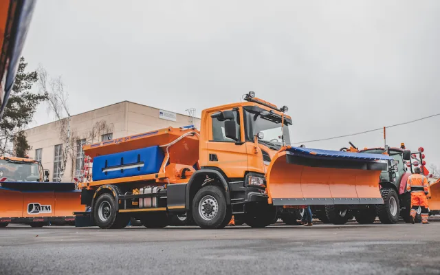 Silničáři převzali novou techniku, na zimu mají připraveno přes 90 tisíc tun posypového materiálu