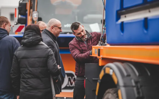 Silničáři převzali novou techniku, na zimu mají připraveno přes 90 tisíc tun posypového materiálu