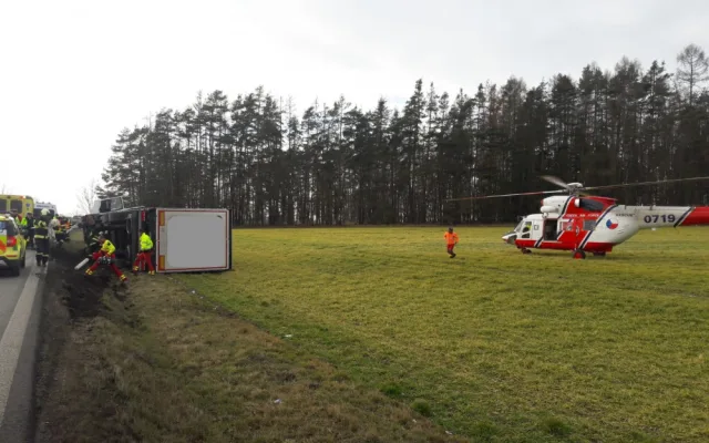 Hasiči zasahovali u vážné nehody kamionu, vrtulník do nemocnice transportoval zraněného řidiče