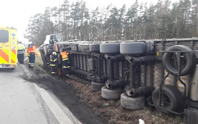 Hasiči zasahovali u vážné nehody kamionu, vrtulník do nemocnice transportoval zraněného řidiče