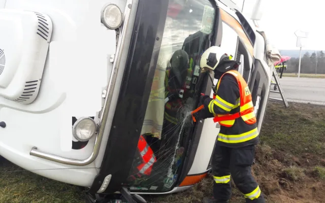 Hasiči zasahovali u vážné nehody kamionu, vrtulník do nemocnice transportoval zraněného řidiče
