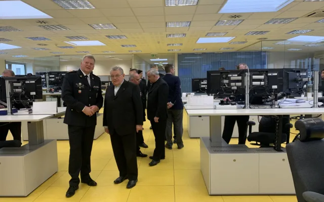Jihočeské policisty navštívil kardinál Duka, prohlédl si operační středisko i kapli na Lannovce