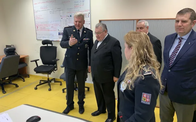 Jihočeské policisty navštívil kardinál Duka, prohlédl si operační středisko i kapli na Lannovce