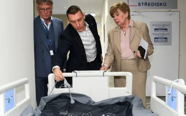 Strakonická nemocnice získala nové lůžko pro jednotku intenzivní péče