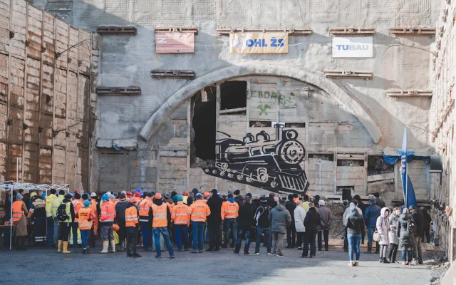 VIDEO: Skončila prorážka tunelu Deboreč, zkrátí se jízdní doba vlaků z Prahy na jih Čech