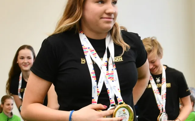 Hejtmanka Stráská a její náměstek Hroch gratulovali mladým sportovcům k zisku 34 cenných kovů ze zimní olympiády