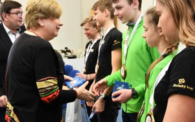 Hejtmanka Stráská a její náměstek Hroch gratulovali mladým sportovcům k zisku 34 cenných kovů ze zimní olympiády