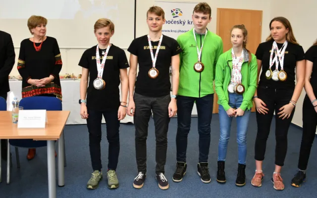 Hejtmanka Stráská a její náměstek Hroch gratulovali mladým sportovcům k zisku 34 cenných kovů ze zimní olympiády