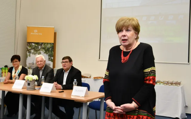 Hejtmanka Stráská a její náměstek Hroch gratulovali mladým sportovcům k zisku 34 cenných kovů ze zimní olympiády