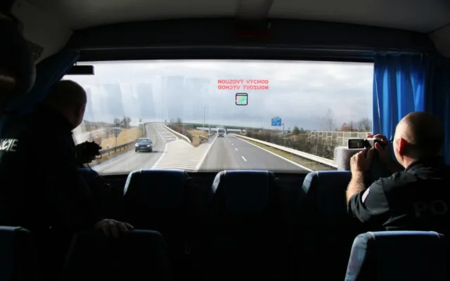 Policisté se zaměřili na telefonování za jízdy
