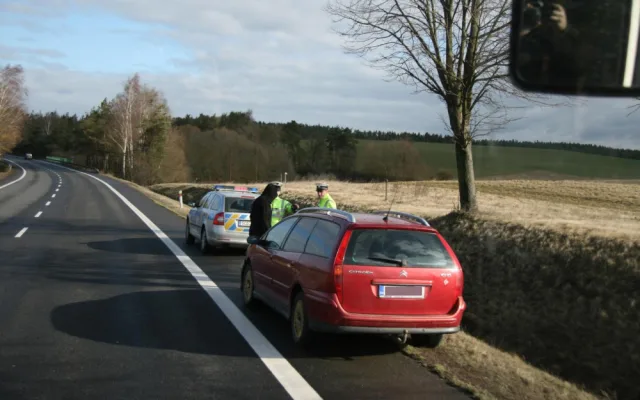 Policisté se zaměřili na telefonování za jízdy