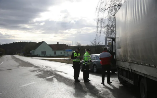 Policisté se zaměřili na telefonování za jízdy