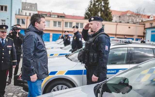 Jihočeští policisté mají nová auta, hlídky po předání hned vyrazily do terénu