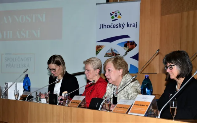 Vítězi I. ročníku soutěže pro firmy, které zohledňují zaměstnávání lidí ve věku 55+, jsou Centrum sociálních služeb Emausy, Dansen a Rohde &amp; Schwarz