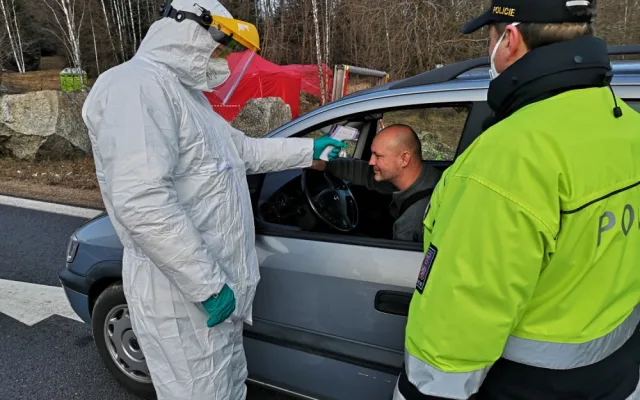 Lidé si chtěli povídat a přáli nám štěstí, říká strakonický voják, který kontroloval řidiče na hranicích