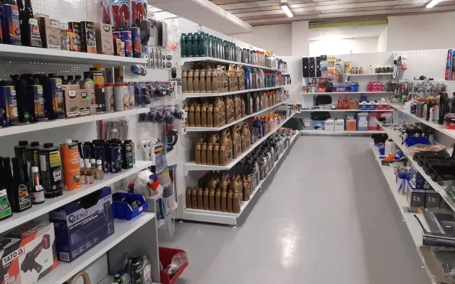 Improvizace obchodu s autodíly