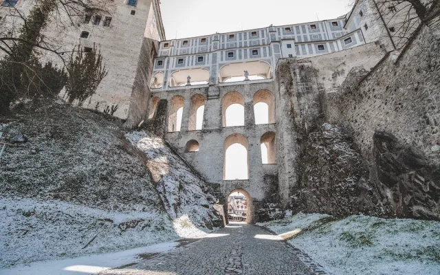 Místo turistů se ulicemi Krumlova prochází kachny. Jak vypadá turistická metropole bez lidí?