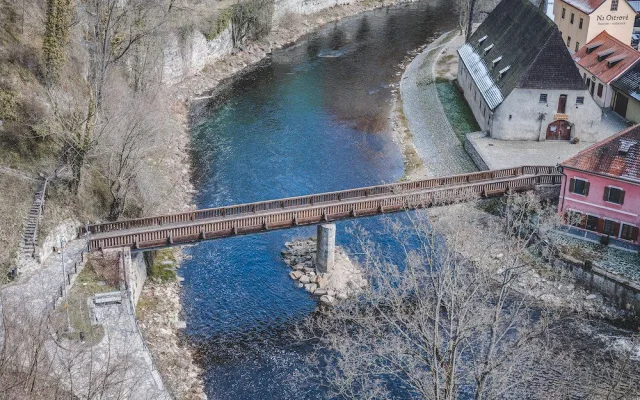 Místo turistů se ulicemi Krumlova prochází kachny. Jak vypadá turistická metropole bez lidí?