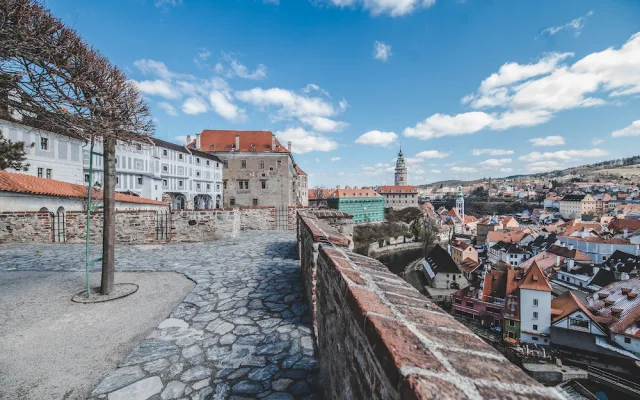 Místo turistů se ulicemi Krumlova prochází kachny. Jak vypadá turistická metropole bez lidí?