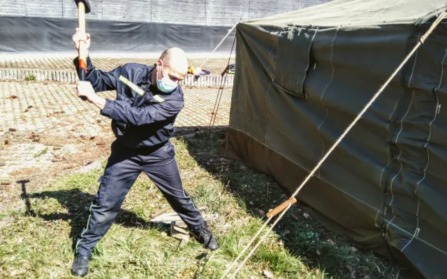 V Háječku postavili hasiči stany. Sloužit budou lidem bez domova
