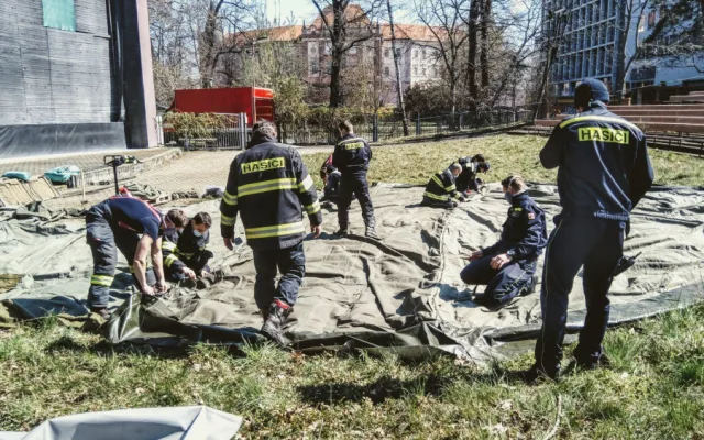 V Háječku postavili hasiči stany. Sloužit budou lidem bez domova