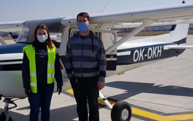 Letecký kurýr přivezl obličejové masky pro českokrumlovskou nemocnici
