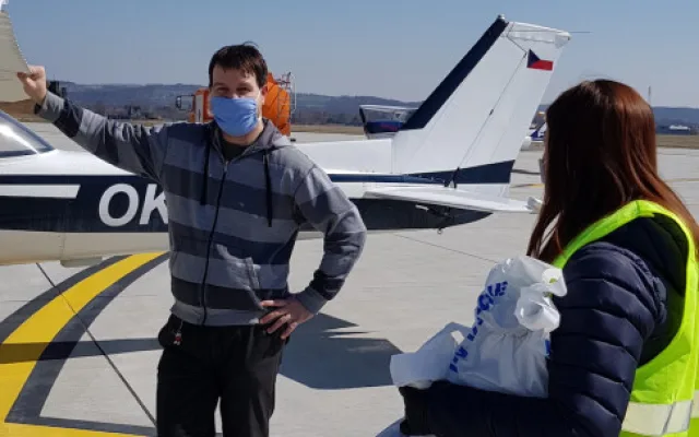 Letecký kurýr přivezl obličejové masky pro českokrumlovskou nemocnici