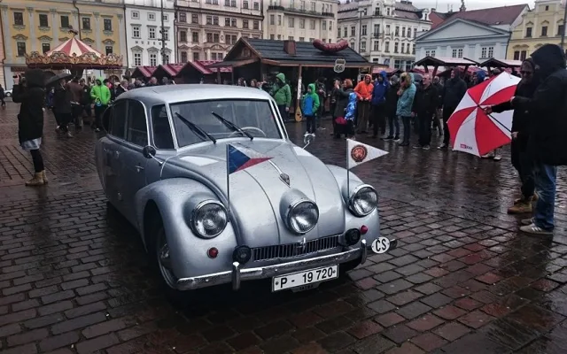 Na první expedici vyjížděli oba cestovatelé stylově v legendární Tatře Hanzelky a Zikmunda.