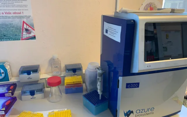Společnost Gen-Trend zapůjčila nemocnici automat na izolaci vzorků k analýze na koronavirus