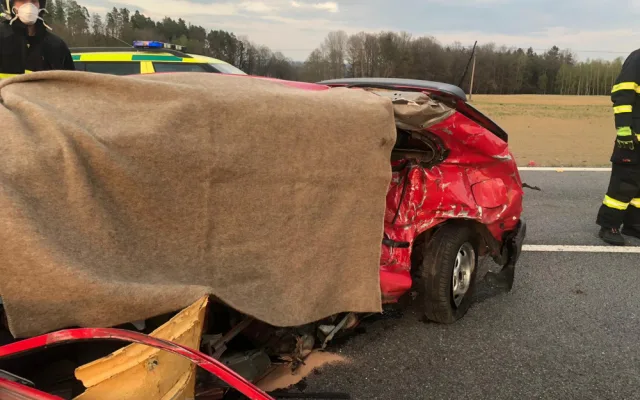 Při střetu dvou aut u Budějc zemřela žena, dva muži utrpěli vážná zranění