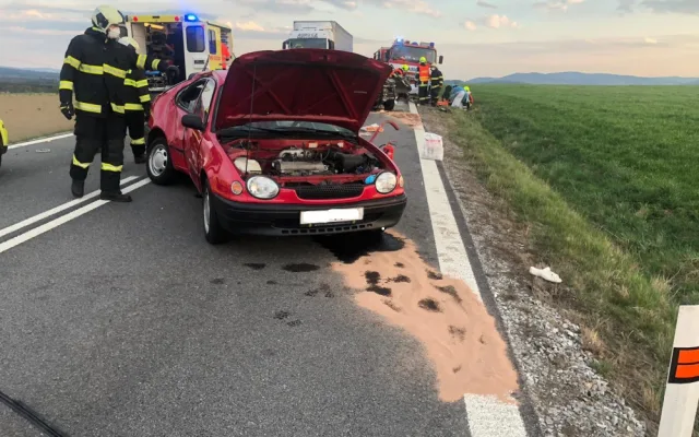 Při střetu dvou aut u Budějc zemřela žena, dva muži utrpěli vážná zranění