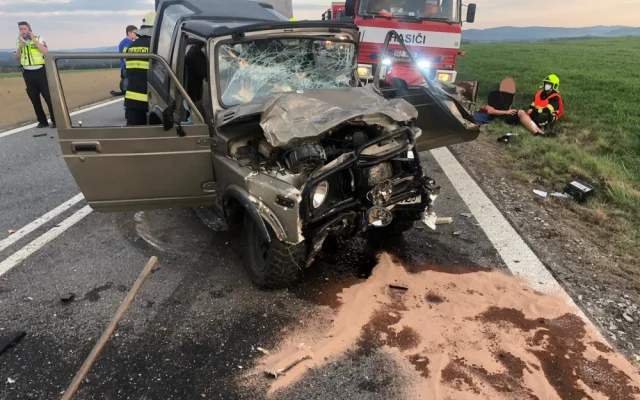 Při střetu dvou aut u Budějc zemřela žena, dva muži utrpěli vážná zranění