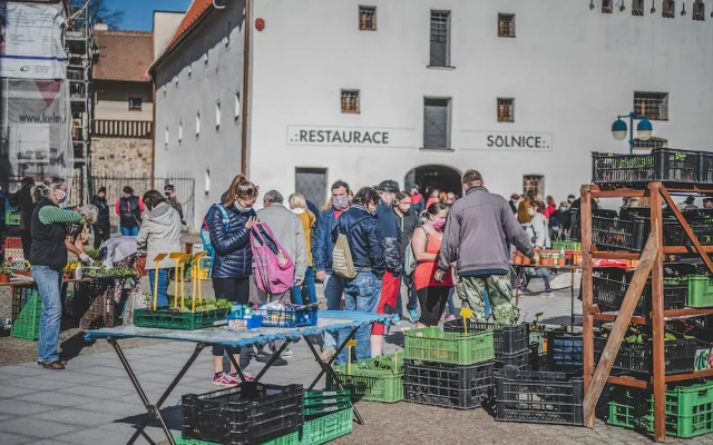 Na farmářské trhy dorazily ráno stovky lidí. Zájem byl hlavně o sazenice