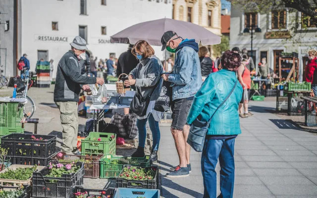Na farmářské trhy dorazily ráno stovky lidí. Zájem byl hlavně o sazenice