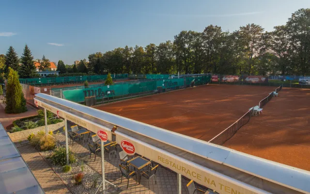 Tenisový klub LTC Tonstav-service České Budějovice hlásí: Venkovní kurty jsou v provozu
