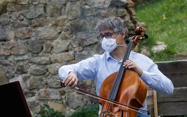 Jihočeská filharmonie natáčela v rouškách na zřícenině Pořešín
