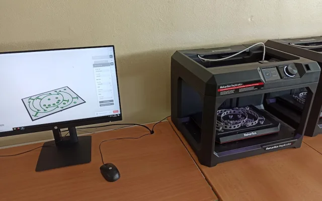 Tisknou pomůcky, skládají se na podporu hasičů a seniorů... Velešínská střední škola se aktivně zapojila do boje proti COVID-19