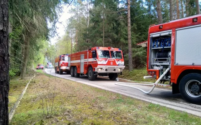U Stradova hořel srub. Škoda je za 200 tisíc korun
