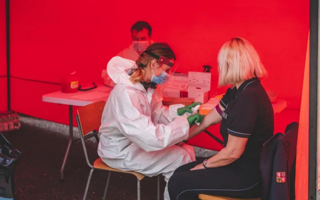 Testy na jihu Čech na covid-19 podstupují i profesní skupiny