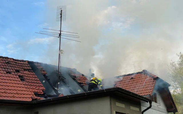 Požár střechy rodinného domu způsobil statisícovou škodu