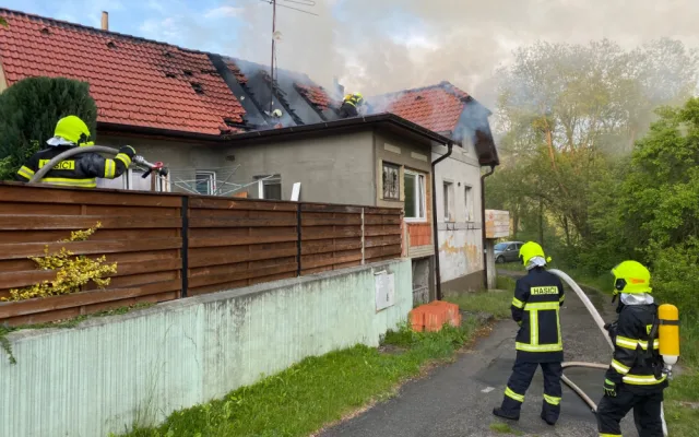 Požár střechy rodinného domu způsobil statisícovou škodu