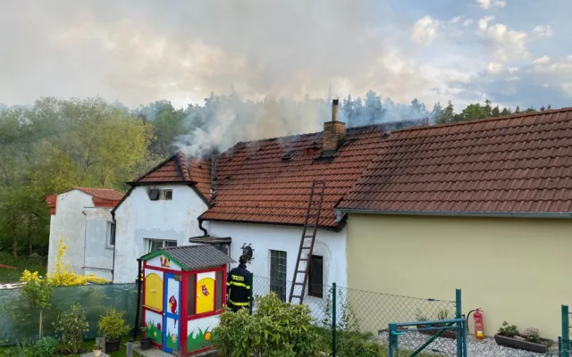 Požár střechy rodinného domu způsobil statisícovou škodu