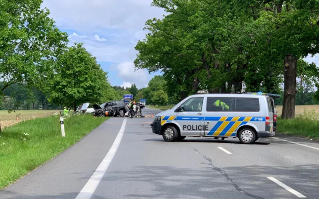 Při tragické dopravní nehodě na Českobudějovicku zemřel člověk, silnice je zavřená