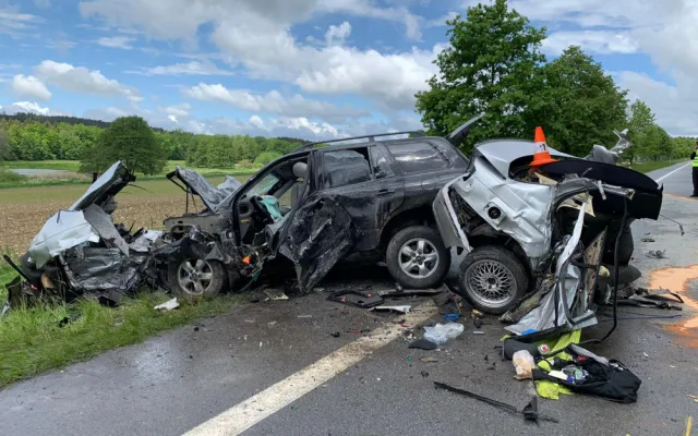 Při tragické dopravní nehodě na Českobudějovicku zemřel člověk, silnice je zavřená
