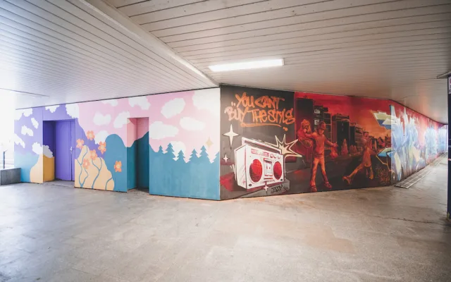 Podchod u nádraží oživily grafitti